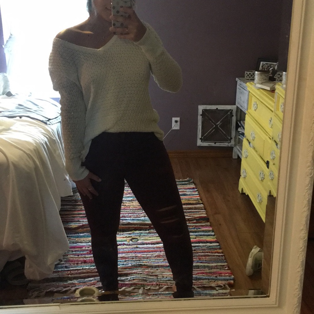 American eagle vneck sweater